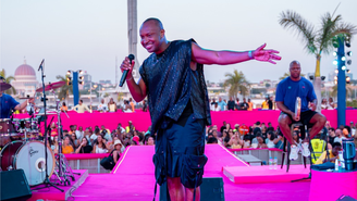 Thiaguinho durante show do Tardezinha em Angola