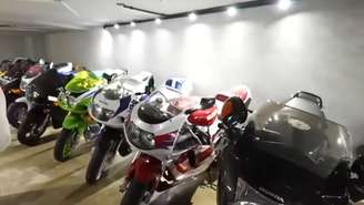 Coleção de motos de Neymar enfileiradas na garagem de sua residência em Santos