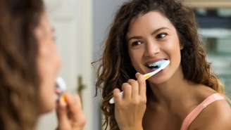 Especialistas falam sobre a importância de escovar os dentes e passar fio dental