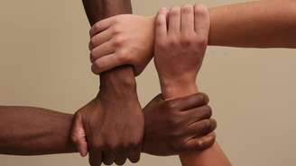 Quando um indivíduo negro vivencia repetidamente situações de discriminação e racismo, o cérebro internaliza a informação de que o ambiente externo não oferece segurança