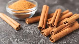 Veja como fazer um banho de cravo e canela para atrair amor e prosperidade