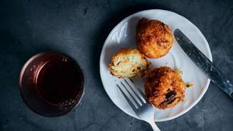 Aprenda a fazer bolinho de arroz crocante na air fryer com sobras da geladeira; veja receita prática, econômica e cheia de sabor
