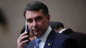 Flávio Bolsonaro ao telefone