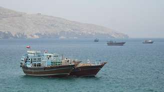 Embarcações no Estreito de Ormuz, Musandam, Omã, 8 de maio de 2026.