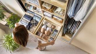 Descubra os 7 hábitos diários das pessoas organizadas. Aprenda como manter a casa em ordem com atitudes simples que eliminam a bagunça e o estresse