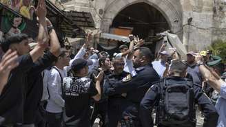 Polícia separa colonos israelenses nacionalistas e ativistas de esquerda durante confrontos na Cidade Velha de Jerusalém, no desfile do Dia de Jerusalém, em 14 de maio de 2026.