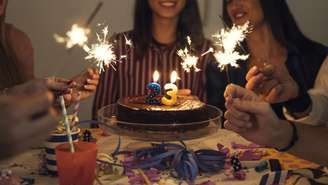 Festa de aniversário dificilmente passa sem um "Parabéns" fora de sincronia