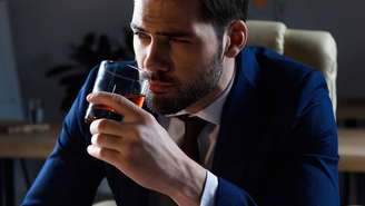 O impacto do álcool após os 40 anos tem chamado a atenção de médicos e pesquisadores. Em especial, pela forma como o envelhecimento modifica a resposta do organismo às bebidas alcoólicas – depositphotos.com / NatashaFedorova