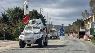 Soldados da Força Interina das Nações Unidas no Líbano passam por posto avançado do Exército libanês na região de Naqoura, em março de 2026. (Imagem ilustrativa)