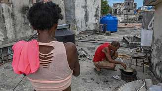 Um homem cozinha com lenha durante um apagão em Havana