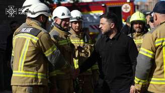 O presidente da Ucrânia, Volodymyr Zelensky, visita prédio residencial atingido por ataque russo em 14 de maio de 2026, em Kiev. Divulgação via Reuters.