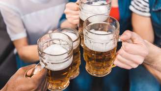 O consumo frequente e excessivo de cerveja tem sido acompanhado com atenção crescente por pesquisadores e profissionais de saúde. Em especial, pelos efeitos sobre o fígado e o sistema cardiovascular – depositphotos.com / IgorVetushko