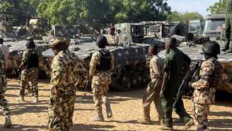 Foto de arquivo. Soldados nigerianos caminham ao lado de tanques militares preparados para o destacamento durante uma visita do Chefe do Estado-Maior do Exército da Nigéria ao Comando do Teatro de Operações Lafiya Dole, no quartel de Maimalari, em Maiduguri, estado de Borno, Nigéria, em 7 de novembro de 2025.
