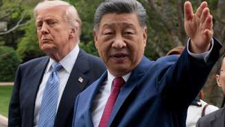 O presidente chinês Xi Jinping gesticula ao cumprimentar o presidente dos EUA Donald Trump no Jardim Zhongnanhai, em Pequim, China, em 15 de maio de 2026.