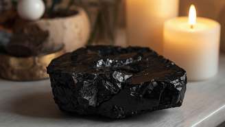 Cristais pretos como Turmalina Negra e Quartzo Fumê podem ajudar a proteger energeticamente a casa e promover mais equilíbrio e leveza