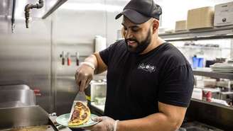 Alejandro Osorio, proprietário do restaurante colombiano Arepa Lady, em Nova York, em uma imagem de arquivo de 2018.
