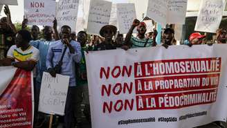 Manifestantes protestam em Dacar, em 14 de fevereiro de 2026, pedindo ao governo para endurecer as leis contra a homossexualidade no país (Imagem de ilustração).