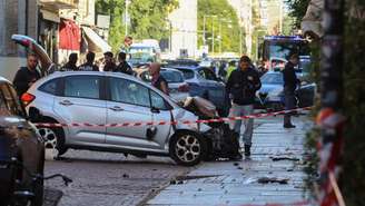 Policiais no local onde um motorista atropelou pedestres no centro de Modena, Itália, em 16 de maio de 2026.