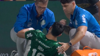Ramon Sosa deixa o campo machucado em jogo contra o Cruzeiro