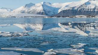 O derretimento envolve fatores como oceanos mais quentes, escurecimento do gelo e mudanças na circulação atmosférica – depositphotos.com / StockWithMe