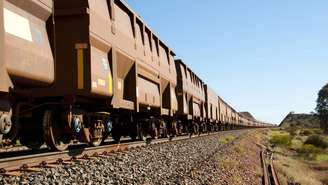 Em pleno deserto australiano, trens de minério de ferro com mais de 2,5 quilômetros cruzam paisagens quase desabitadas, arrastando centenas de vagões carregados rumo aos portos do Oceano Índico – depositphotos.com / adwo@hotmail.com