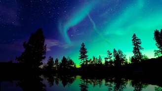 Ao atingir a atmosfera, essas partículas colidem com gases como oxigênio e nitrogênio, liberando energia em forma de brilho colorido – depositphotos.com / surangastock