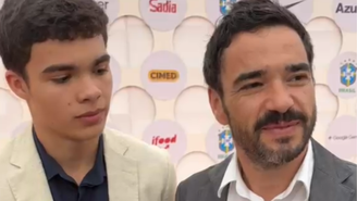 Caio Blat e o filho Bento foram acompanhar a convocação da Copa do Mundo 2026