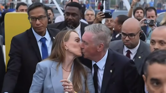 Carlo Ancelotti beija a esposa antes de convocação