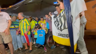 Torcedores de Santos comemoram convocação de Neymar