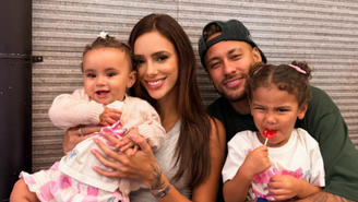 Bruna e Neymar com as filhas Mavie e Mel