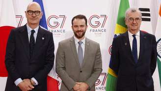 Roland Lescure (à esquerda), ministro da Economia da França, e François Villeroy de Galhau, presidente do Banco Central francês, recebem Dario Durigan (centro), ministro da Fazenda do Brasil. 18 de maio de 2026