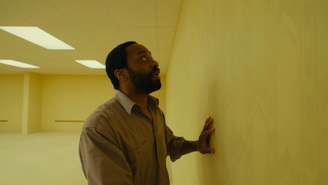 Chiwetel Ejiofor vive homem em colapso psicológico em 'Backrooms Um Não