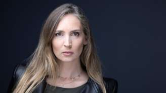 A ex-modelo francesa Juliette posa durante uma sessão de fotos em Paris em 10 de março de 2026.