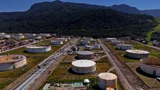 Imagem de drone mostra dutos e tanques no terminal de distribuição da Petrobras operado pela Transpetro em São Sebastião (SP), 17 de abril de 2026. REUTERS/Amanda Perobelli