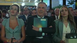 Carlo Ancelotti com a esposa e a enteada no evento de convocação