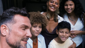 Igor Rickli e Aline Wirley com os três filhos