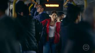 Quem Ama Cuida: Adriana aparece dentro de um ônibus