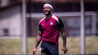 Memphis Depay durante treino do Corinthians