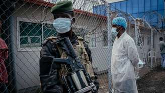 Soldados garantem a segurança em frente ao Instituto Nacional de Pesquisa Biomédica (INRB), responsável pela análise e tratamento de casos suspeitos de ebola, em Goma, República Democrática do Congo, em 19 de maio de 2026.