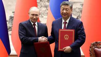 Putin e Xi Jinping assinaram mais de 20 acordos comerciais e tecnológicos, além de uma declaração sobre uma "ordem mundial multipolar"
