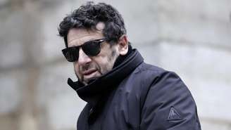 Cerca de trinta mulheres acusam agora o ator e cantor Patrick Bruel de estupros e violências sexuais. Na foto, o artista em 10 de dezembro de 2024, em Paris.