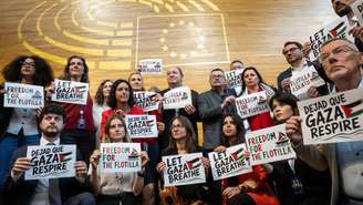 Eurodeputados de esquerda e ecologistas manifestam apoio à flotilha para Gaza durante sessão plenária do Parlamento Europeu, em Estrasburgo, em 20 de maio de 2026.