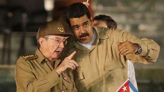 Nicolás Maduro (dir.) e Raúl Castro, em imagem de arquivo