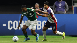 O jogador Jhon Arias, da SE Palmeiras, disputa bola com o jogador do C Cerro Porteño, durante partida válida pela fase de grupos, da Conmebol Libertadores, na arena Allianz Parque - 