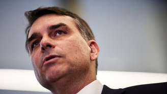 Flávio Bolsonaro conversa com a imprensa sobre revelações de áudios que enviou ao ex-banqueiro Daniel Vorcaro para o financiamento do filme “Dark Horse”. Brasília, 19 de maio de 2026.
