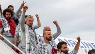 Ativistas da Frota Global Sumud, que haviam sido detidos pelas forças israelenses, desembarcam de um avião no Aeroporto de Istambul, na Turquia, em 21 de maio de 2026.