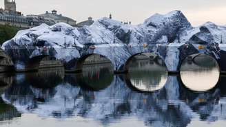 A obra "A Caverna da Pont Neuf", concebida pelo artista urbano francês JR, que homenageia Christo e Jeanne-Claude. Paris, 21 de maio de 2026.