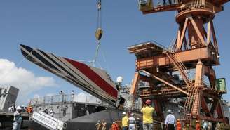 Destroços do voo AF 447, recuperados pela Marinha brasileira, no porto de Recife em 14 de junho de 2009.