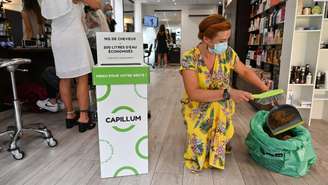 Cabeleireira de Clermont-Ferrand recolhe fios de cabelo para depositá-los na caixa da Capillum - que passa no salões para recolher o material em até 48h. (14/08/2020)