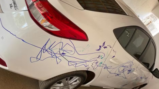 Criança risca carro do pai com caneta permanente, em Alagoas